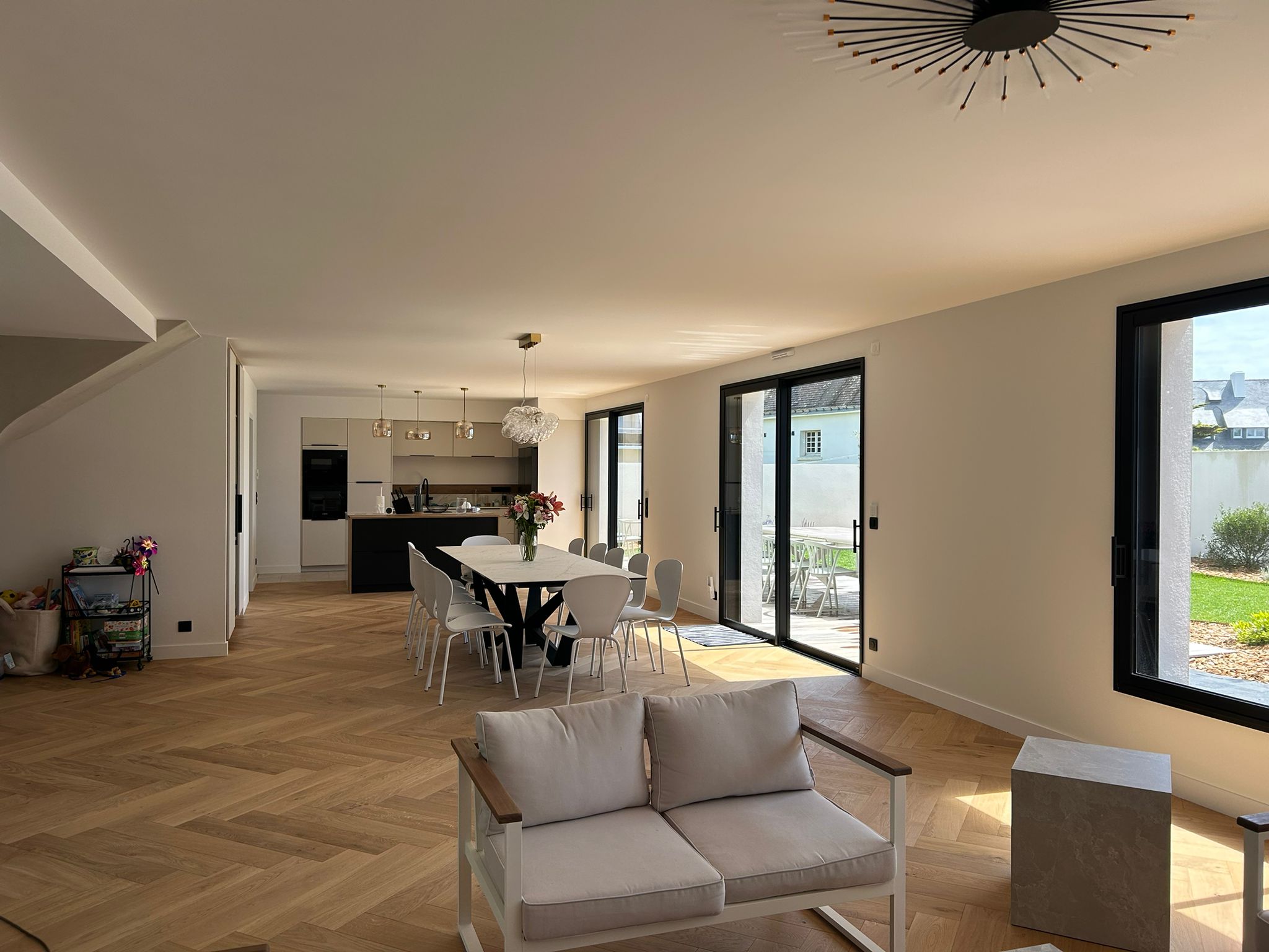 Grande pièce de vie lumineuse de la Villa Zoliette