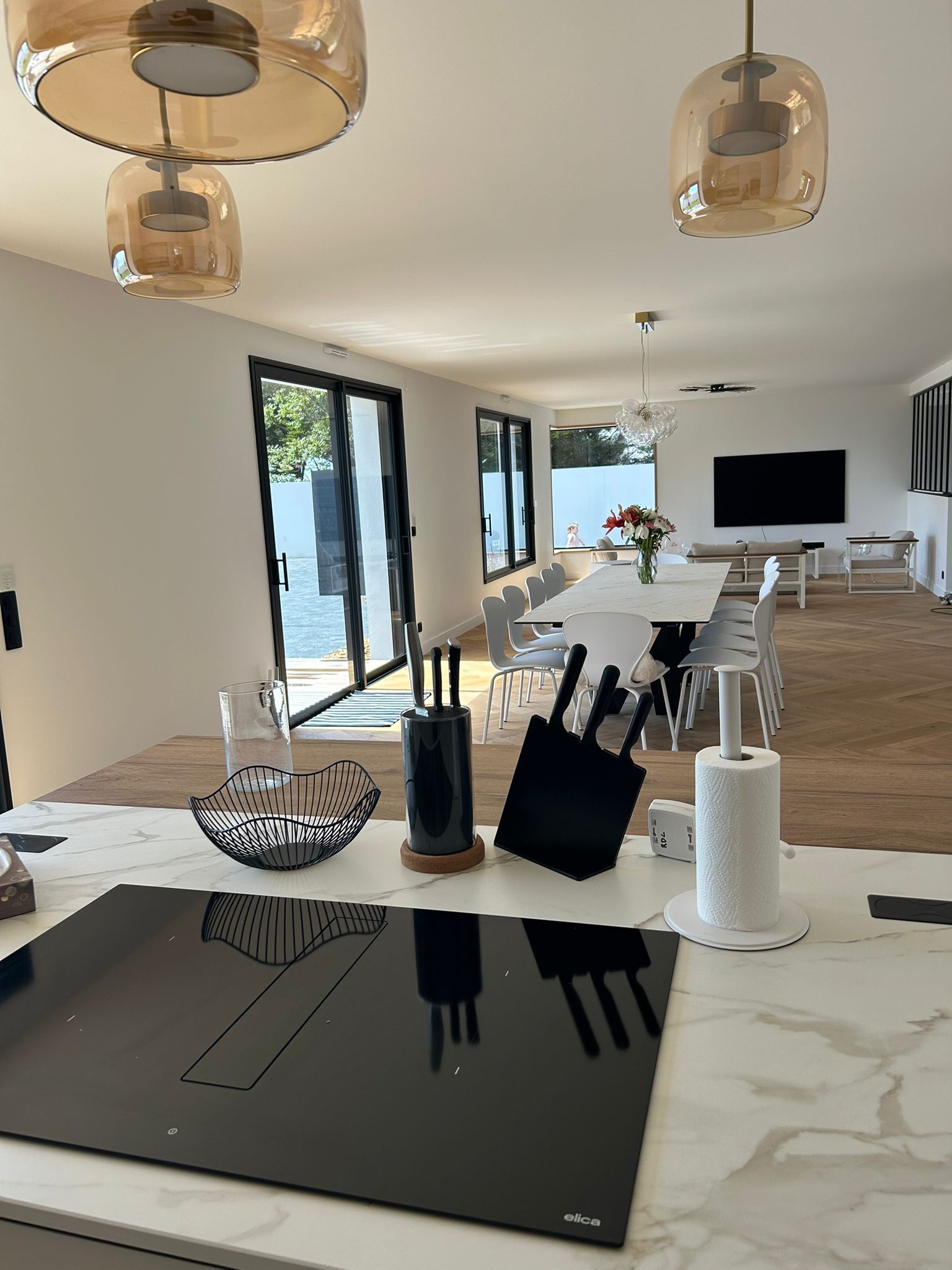 Pièce de vie vue depuis la cuisine