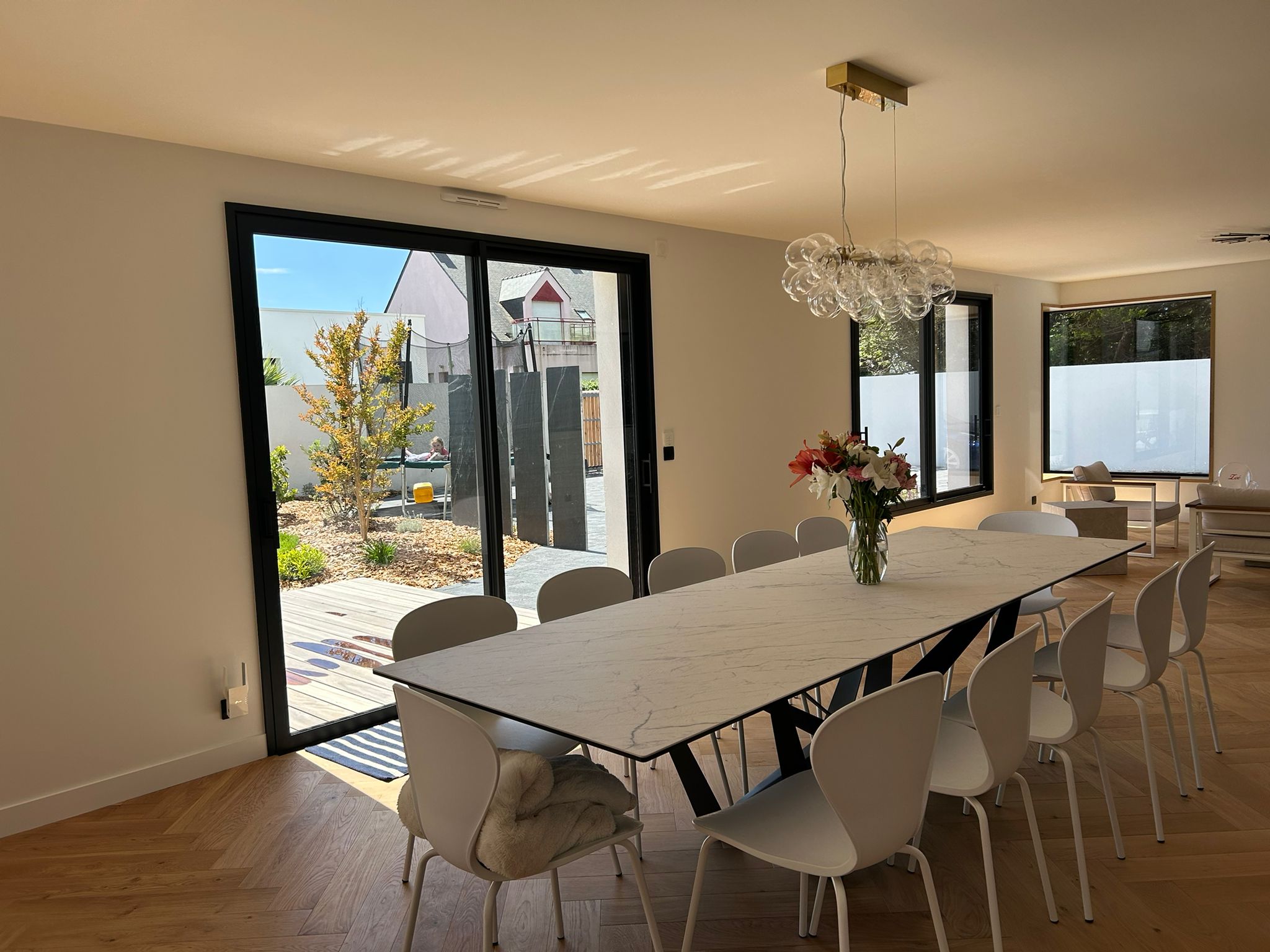 Salle à manger et pièce de vie ouverte de la Villa Zoliette, Batz-sur-Mer