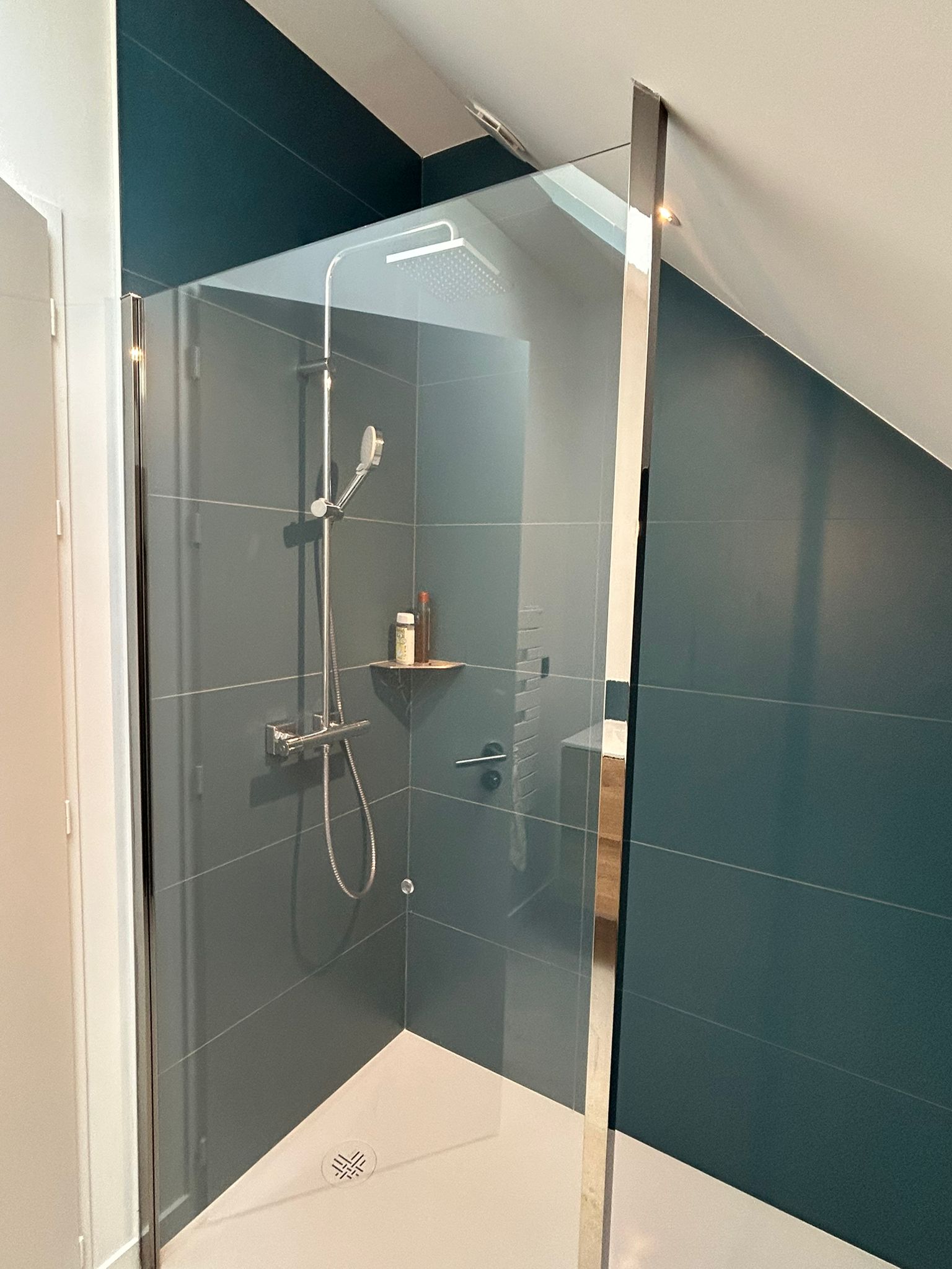 Salle de bain principale avec douche à l'italienne, Villa Zoliette