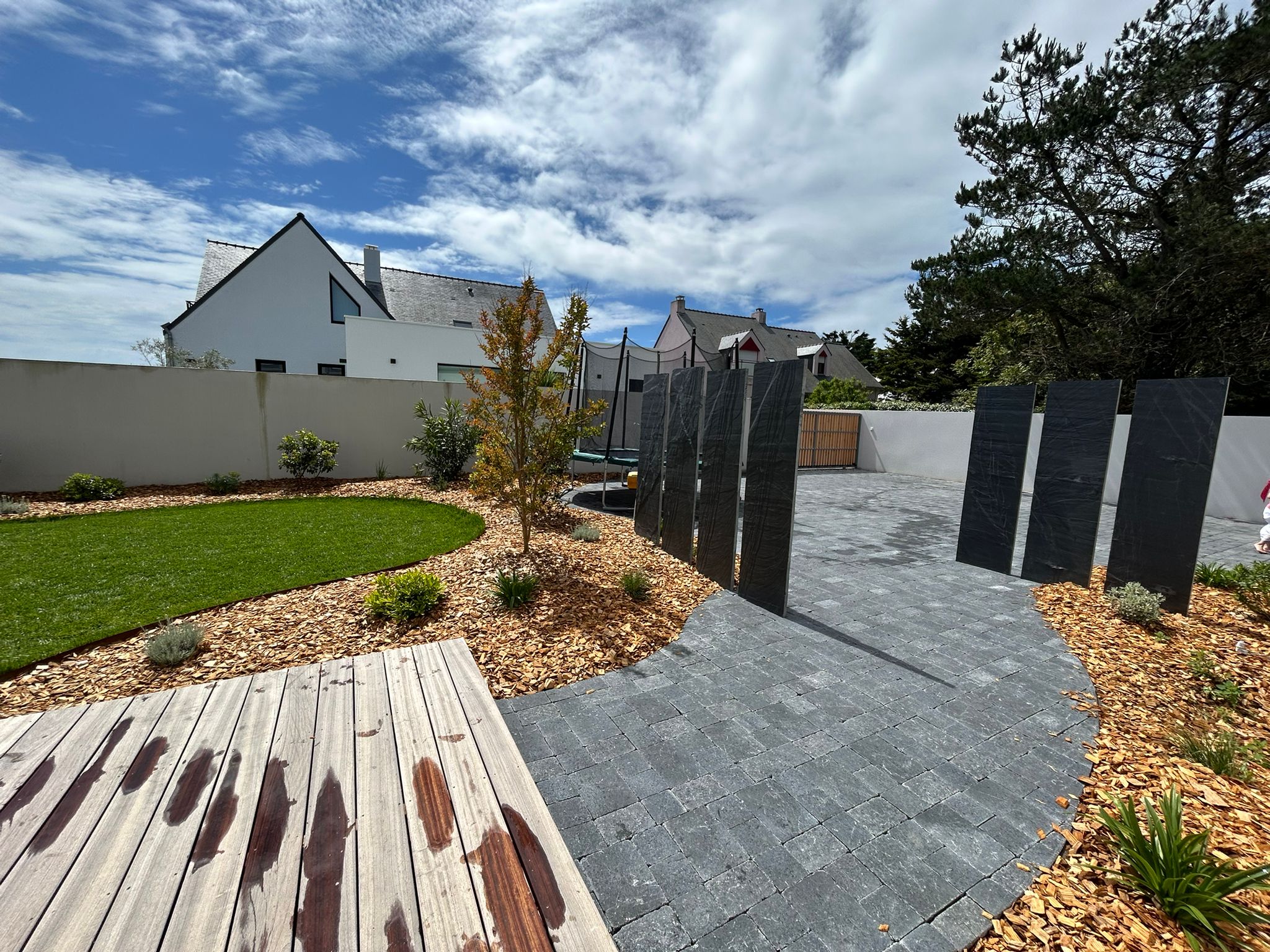 Terrasse avant, parking et trampoline